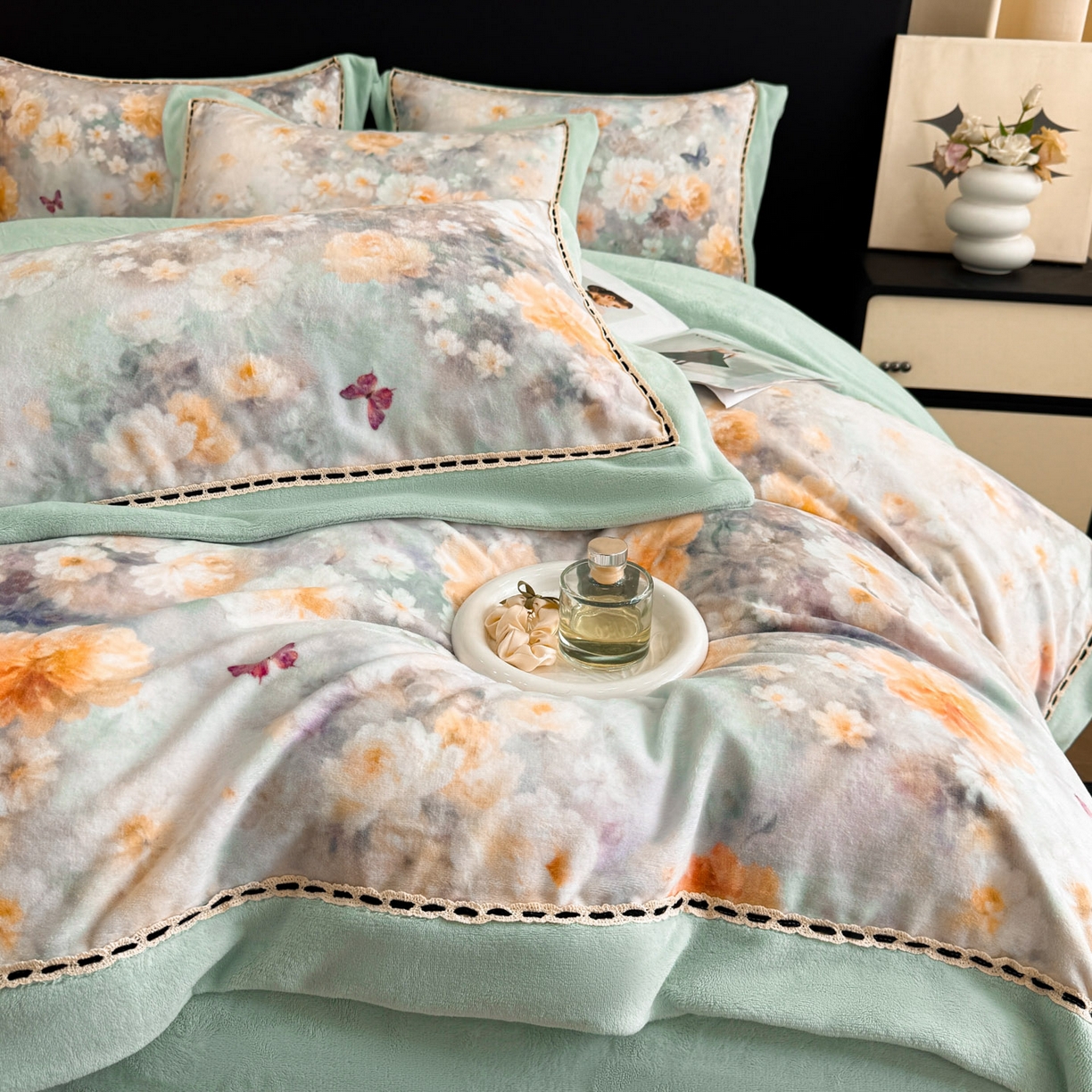 91家纺网 家纺一手货源 找家纺 （总）博纳家纺 2025新款宽边高级简奢全消光牛奶绒数码印花镂空嵌绳四件套-达琳 控价劵后248（严格按控价来）