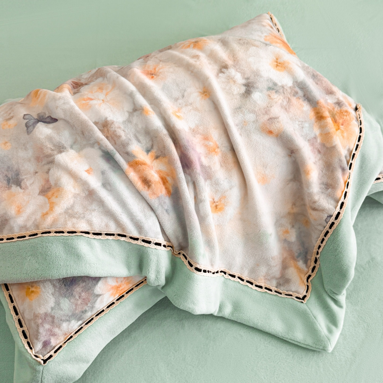 91家纺网 家纺一手货源 找家纺 （总）博纳家纺 2025新款宽边高级简奢全消光牛奶绒数码印花镂空嵌绳四件套-达琳 控价劵后248（严格按控价来）