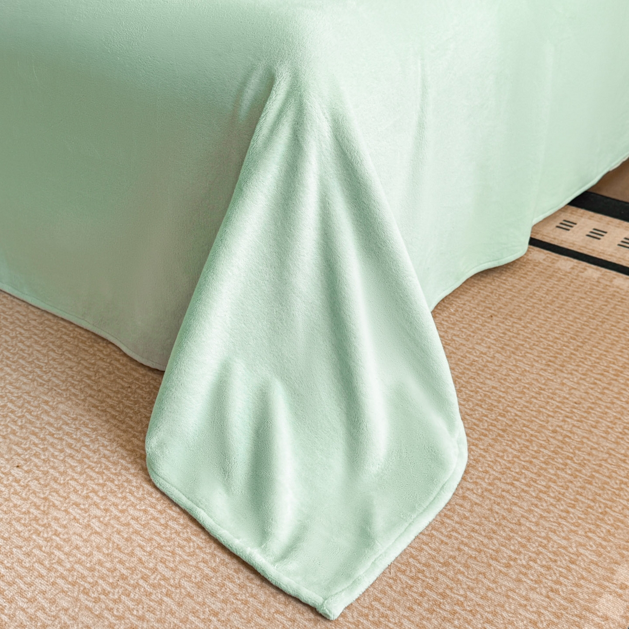 91家纺网 家纺一手货源 找家纺 （总）博纳家纺 2025新款宽边高级简奢全消光牛奶绒数码印花镂空嵌绳四件套-达琳 控价劵后248（严格按控价来）