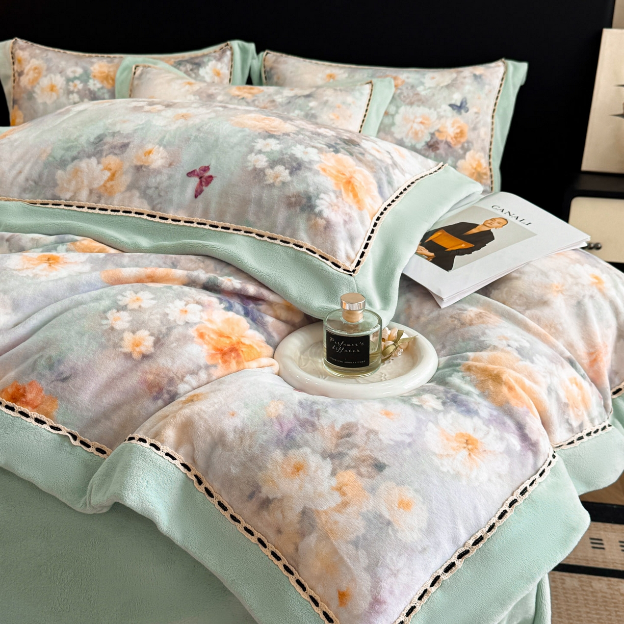 91家纺网 家纺一手货源 找家纺 （总）博纳家纺 2025新款宽边高级简奢全消光牛奶绒数码印花镂空嵌绳四件套-达琳 控价劵后248（严格按控价来）