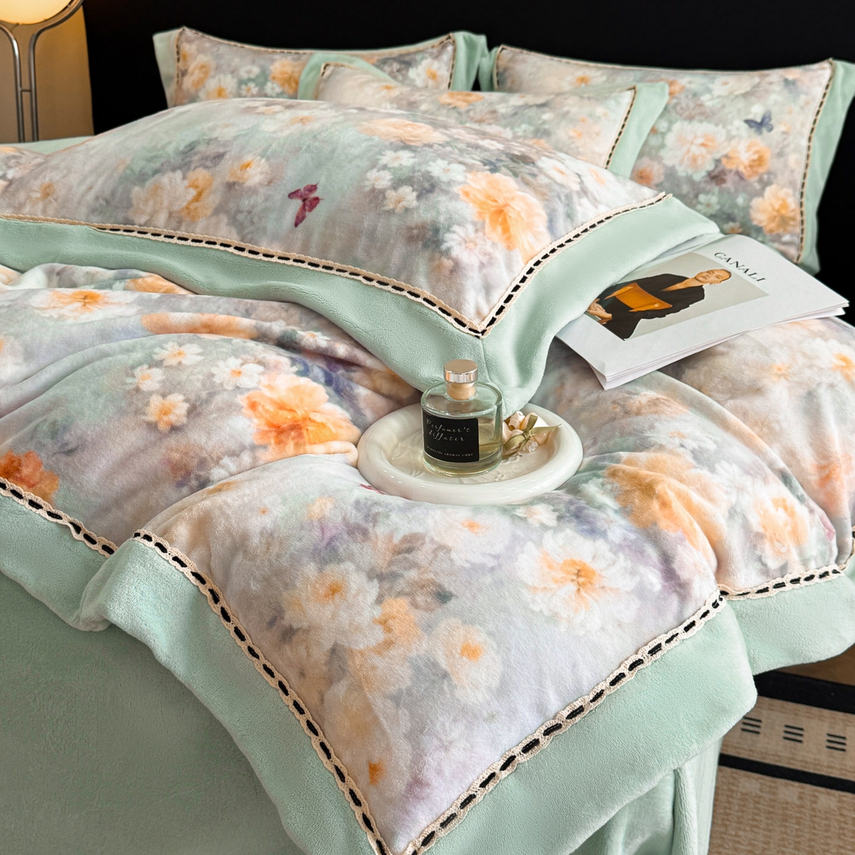 91家纺网 家纺一手货源 找家纺 （总）博纳家纺 2025新款宽边高级简奢全消光牛奶绒数码印花镂空嵌绳四件套-达琳 控价劵后248（严格按控价来）