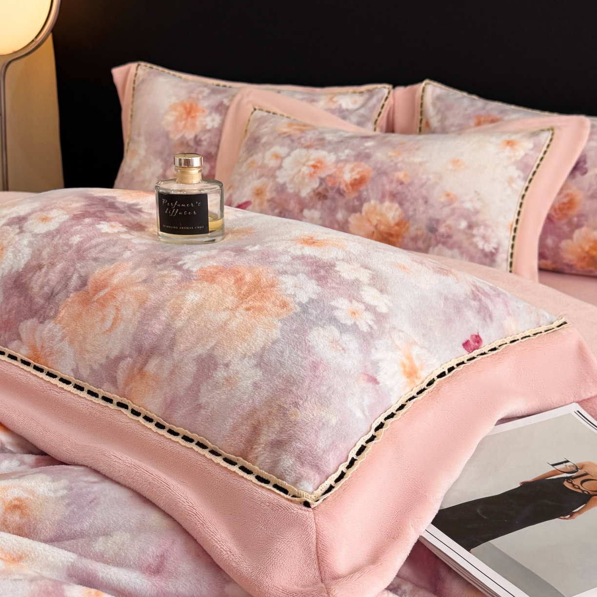 91家纺网 家纺一手货源 找家纺 博纳家纺 2025新款宽边高级简奢全消光牛奶绒数码印花镂空嵌绳四件套-达琳 控价劵后248（严格按控价来） 达琳-粉玉