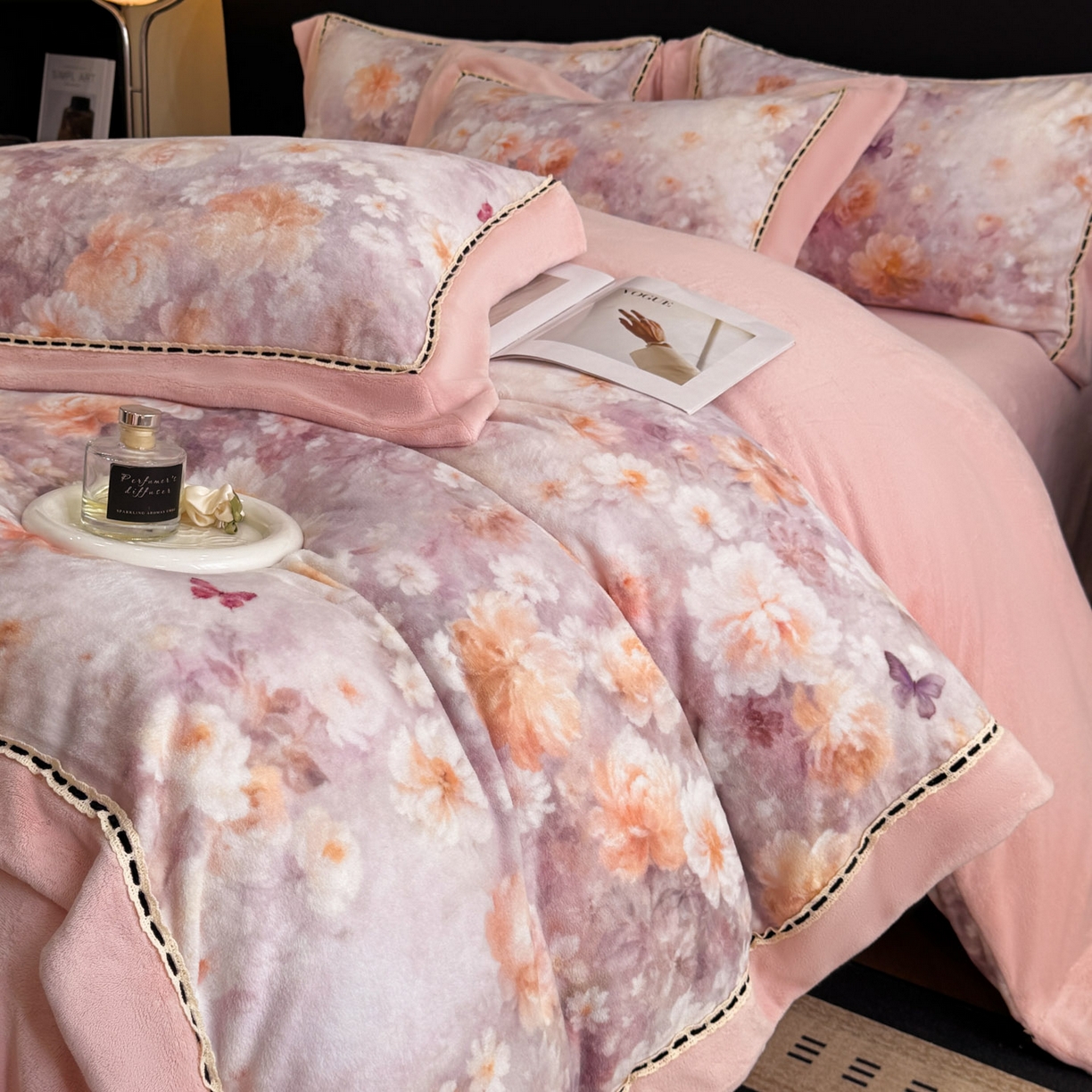 91家纺网 家纺一手货源 找家纺 博纳家纺 2025新款宽边高级简奢全消光牛奶绒数码印花镂空嵌绳四件套-达琳 控价劵后248（严格按控价来） 达琳-粉玉