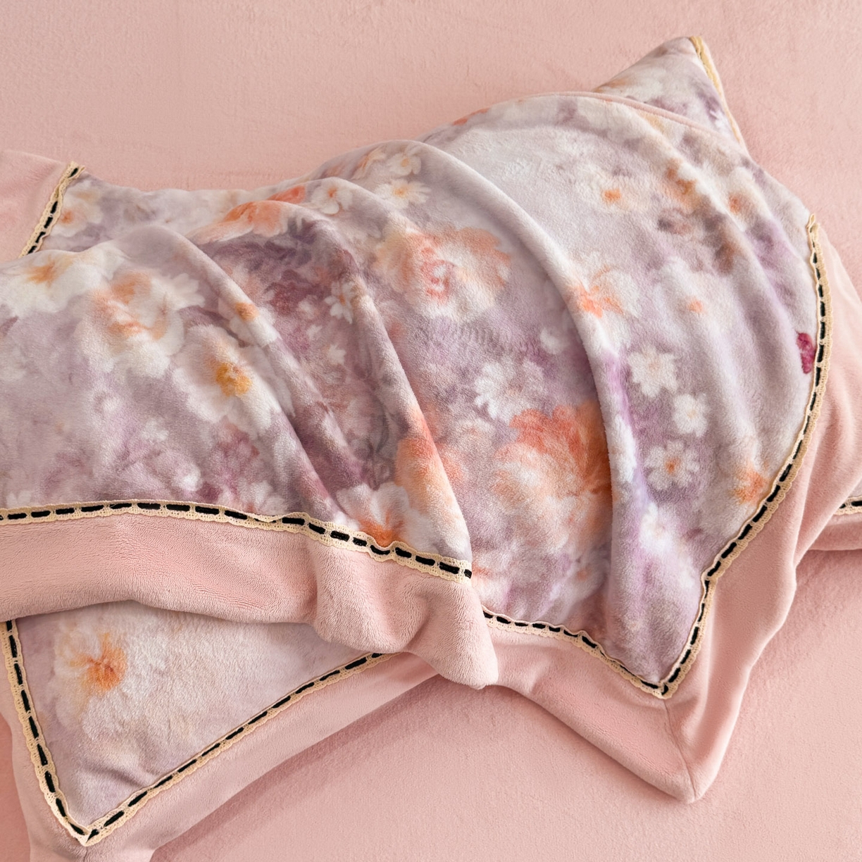 91家纺网 家纺一手货源 找家纺 博纳家纺 2025新款宽边高级简奢全消光牛奶绒数码印花镂空嵌绳四件套-达琳 控价劵后248（严格按控价来） 达琳-粉玉