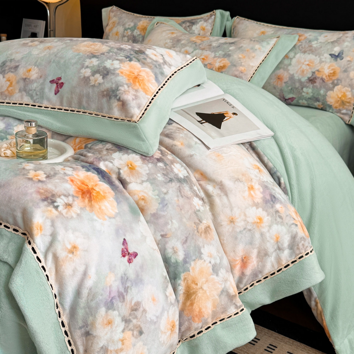 91家纺网 家纺一手货源 找家纺 博纳家纺 2025新款宽边高级简奢全消光牛奶绒数码印花镂空嵌绳四件套-达琳 控价劵后248（严格按控价来） 达琳-繁星蓝