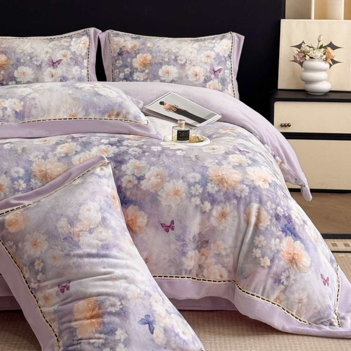 91家纺网 家纺一手货源 找家纺 博纳家纺 2025新款宽边高级简奢全消光牛奶绒数码印花镂空嵌绳四件套-达琳 控价劵后248（严格按控价来） 达琳-浅紫