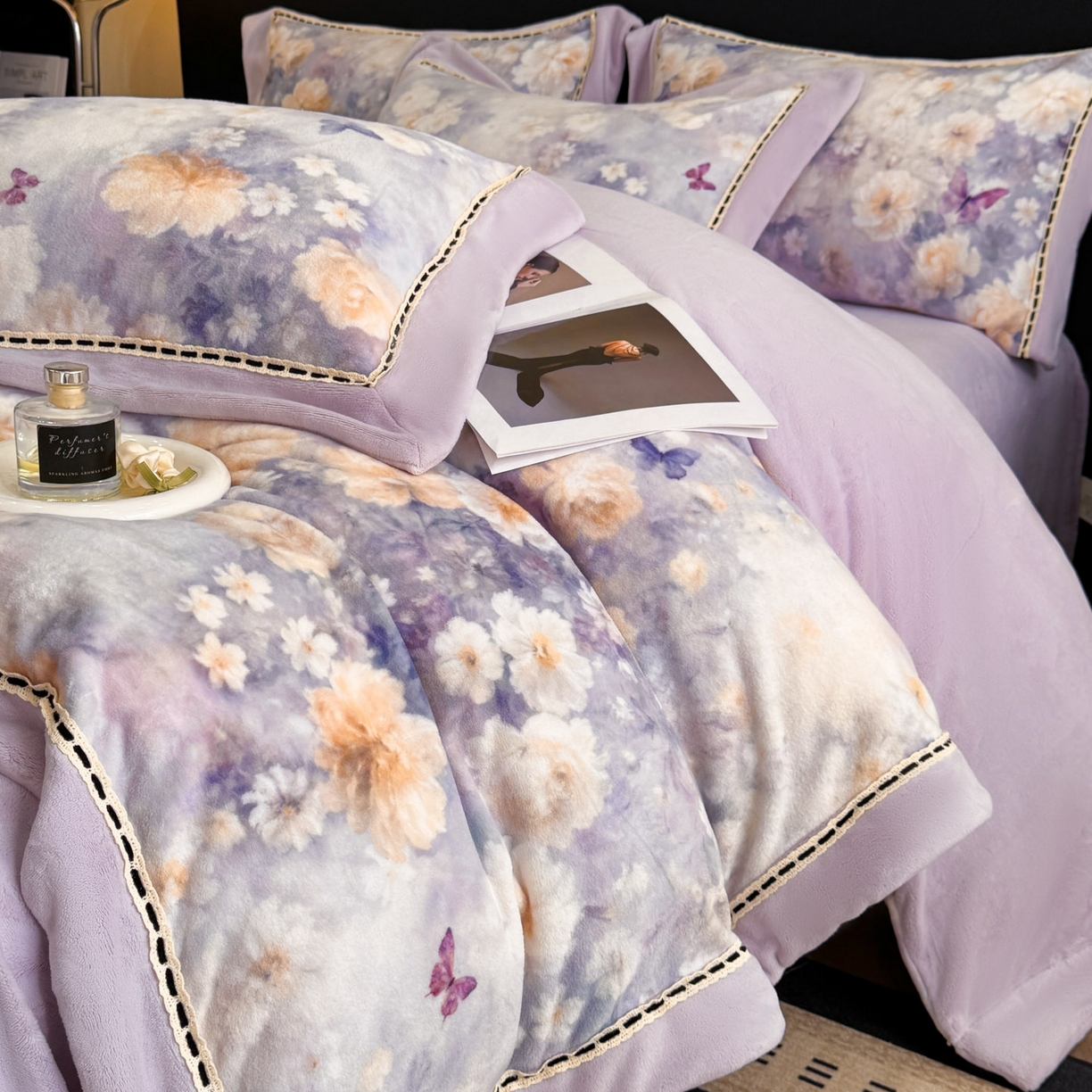 91家纺网 家纺一手货源 找家纺 博纳家纺 2025新款宽边高级简奢全消光牛奶绒数码印花镂空嵌绳四件套-达琳 控价劵后248（严格按控价来） 达琳-浅紫