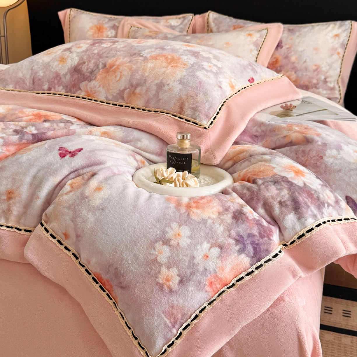 91家纺网 家纺一手货源 找家纺 博纳家纺 2025新款宽边高级简奢全消光牛奶绒数码印花镂空嵌绳四件套-达琳 控价劵后248（严格按控价来） 达琳-粉玉