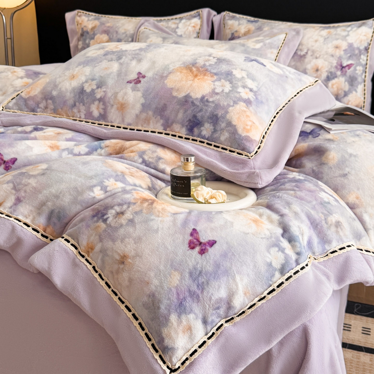 91家纺网 家纺一手货源 找家纺 博纳家纺 2025新款宽边高级简奢全消光牛奶绒数码印花镂空嵌绳四件套-达琳 控价劵后248（严格按控价来） 达琳-浅紫