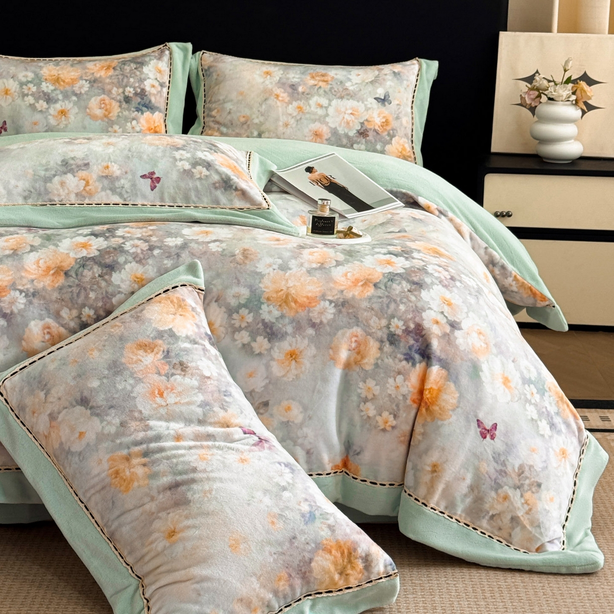 91家纺网 家纺一手货源 找家纺 博纳家纺 2025新款宽边高级简奢全消光牛奶绒数码印花镂空嵌绳四件套-达琳 控价劵后248（严格按控价来） 达琳-繁星蓝