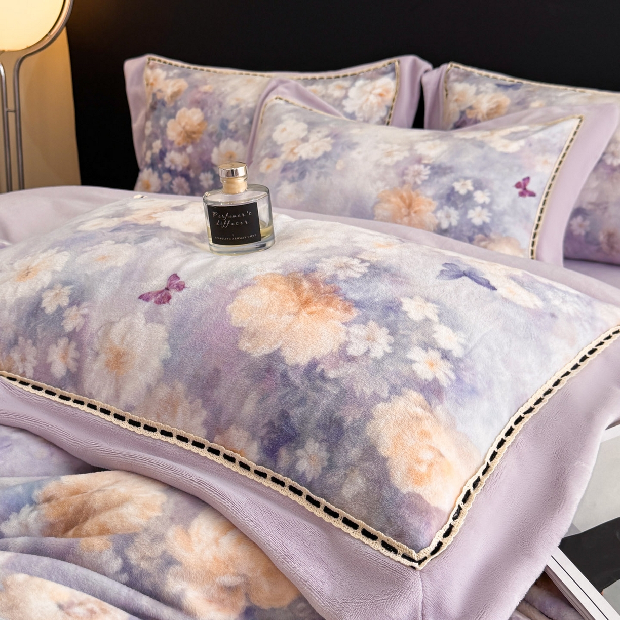 91家纺网 家纺一手货源 找家纺 博纳家纺 2025新款宽边高级简奢全消光牛奶绒数码印花镂空嵌绳四件套-达琳 控价劵后248（严格按控价来） 达琳-浅紫