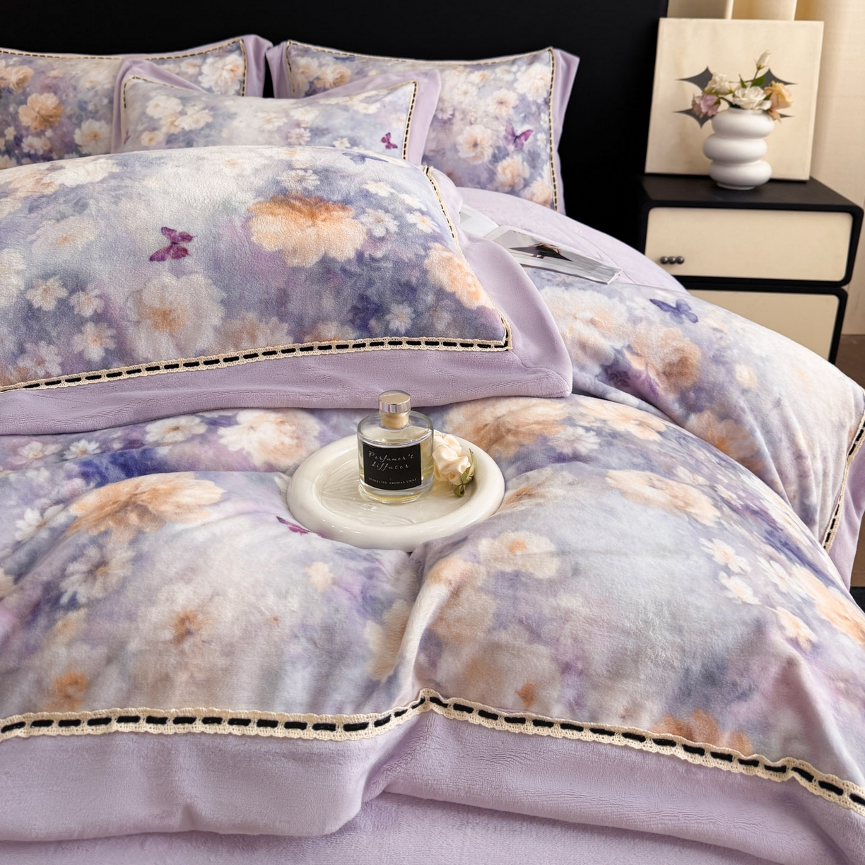 91家纺网 家纺一手货源 找家纺 博纳家纺 2025新款宽边高级简奢全消光牛奶绒数码印花镂空嵌绳四件套-达琳 控价劵后248（严格按控价来） 达琳-浅紫