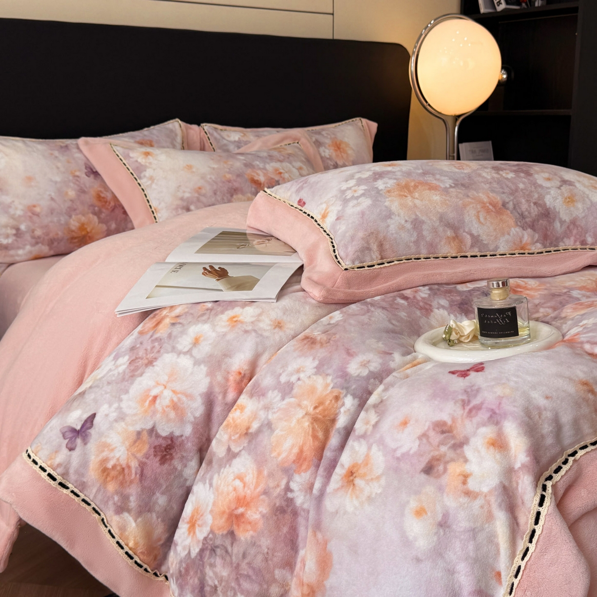 91家纺网 家纺一手货源 找家纺 博纳家纺 2025新款宽边高级简奢全消光牛奶绒数码印花镂空嵌绳四件套-达琳 控价劵后248（严格按控价来） 达琳-粉玉