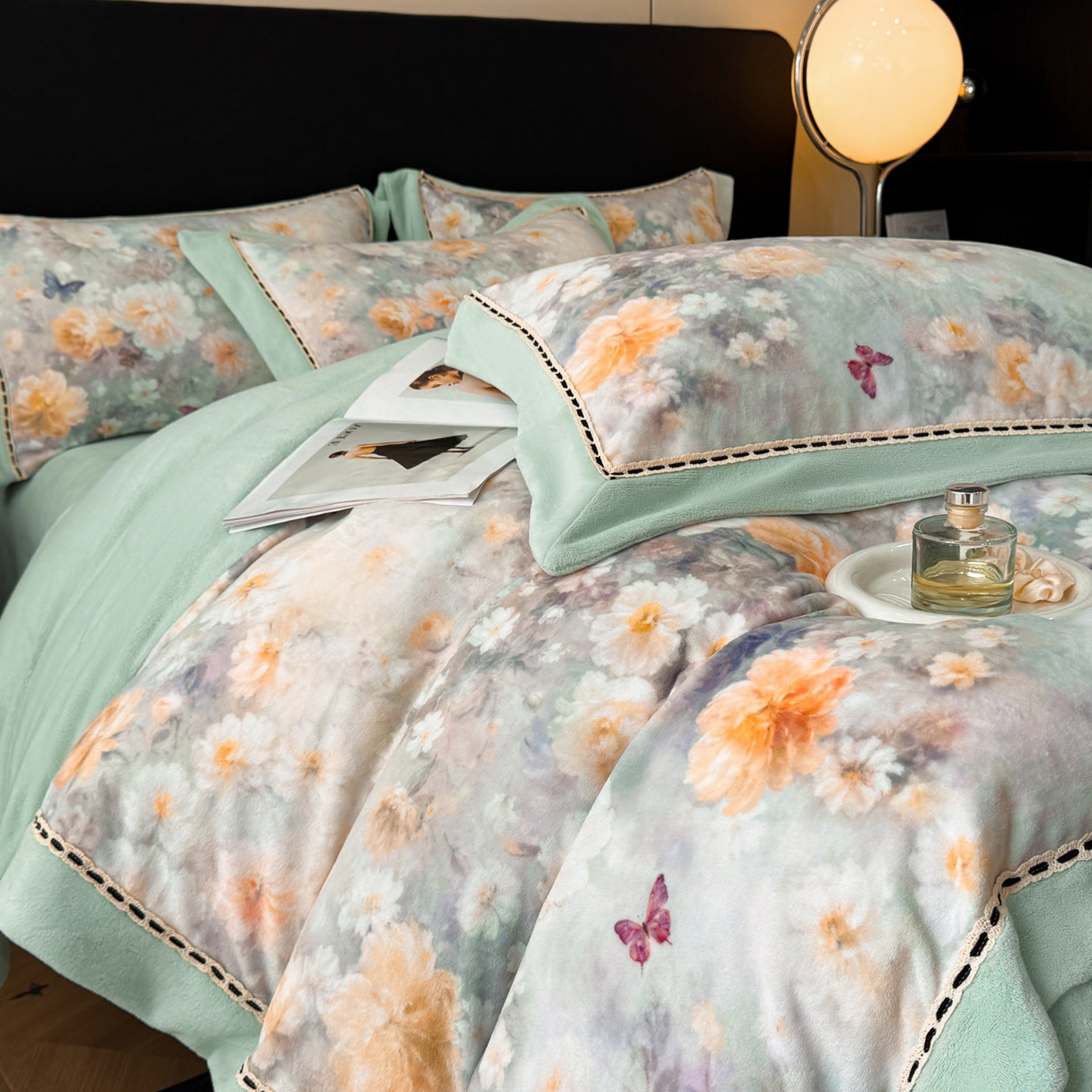 91家纺网 家纺一手货源 找家纺 博纳家纺 2025新款宽边高级简奢全消光牛奶绒数码印花镂空嵌绳四件套-达琳 控价劵后248（严格按控价来） 达琳-繁星蓝