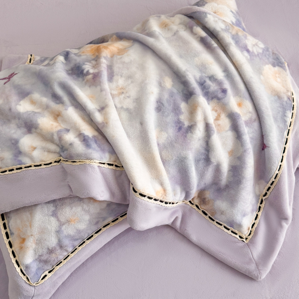 91家纺网 家纺一手货源 找家纺 博纳家纺 2025新款宽边高级简奢全消光牛奶绒数码印花镂空嵌绳四件套-达琳 控价劵后248（严格按控价来） 达琳-浅紫