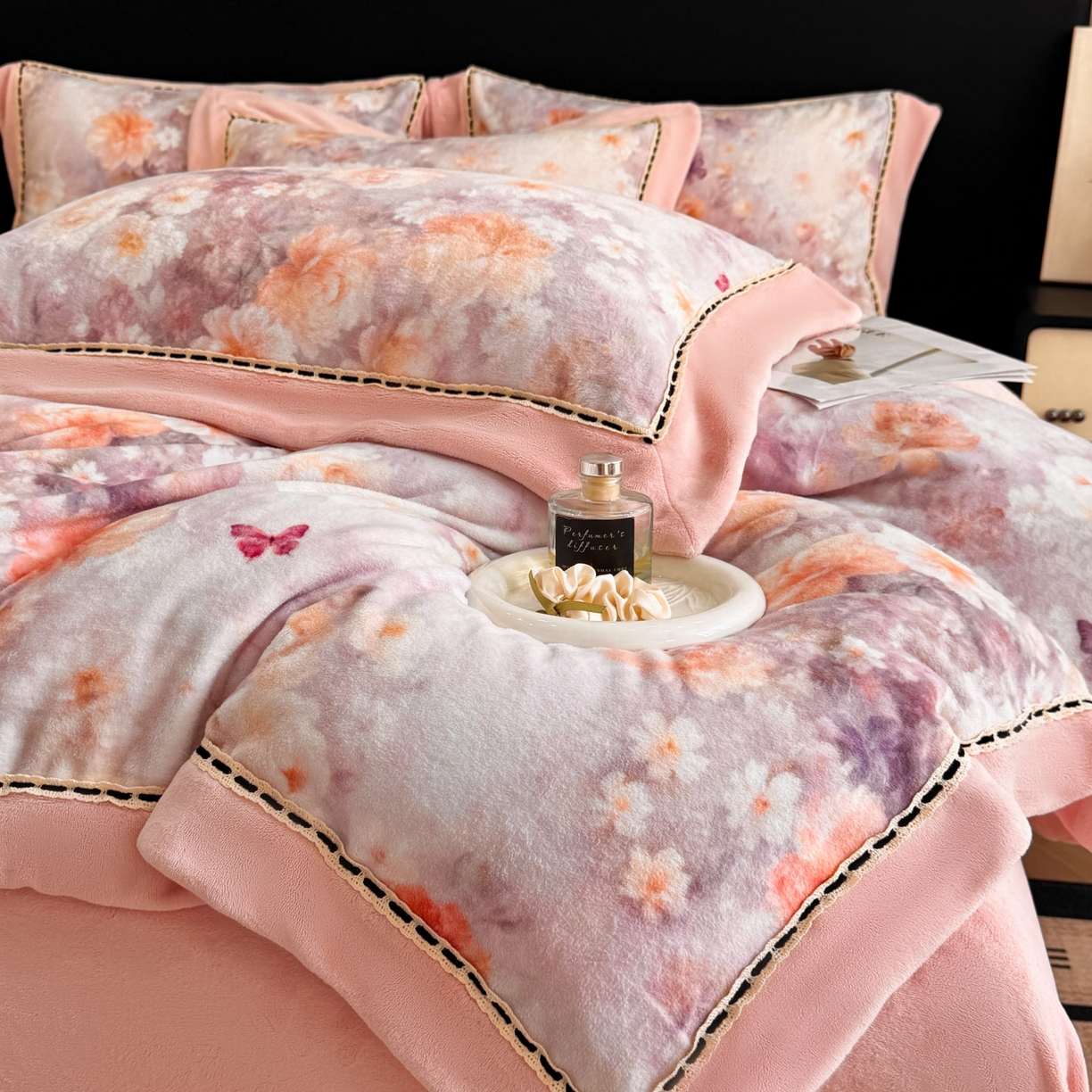 91家纺网 家纺一手货源 找家纺 博纳家纺 2025新款宽边高级简奢全消光牛奶绒数码印花镂空嵌绳四件套-达琳 控价劵后248（严格按控价来） 达琳-粉玉