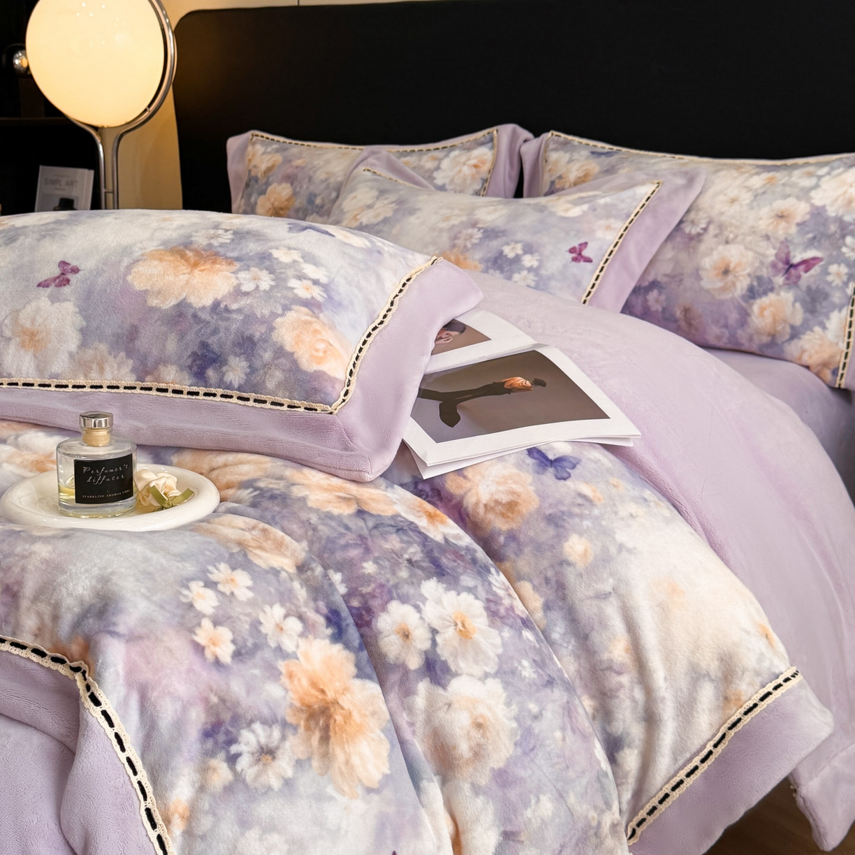 91家纺网 家纺一手货源 找家纺 博纳家纺 2025新款宽边高级简奢全消光牛奶绒数码印花镂空嵌绳四件套-达琳 控价劵后248（严格按控价来） 达琳-浅紫