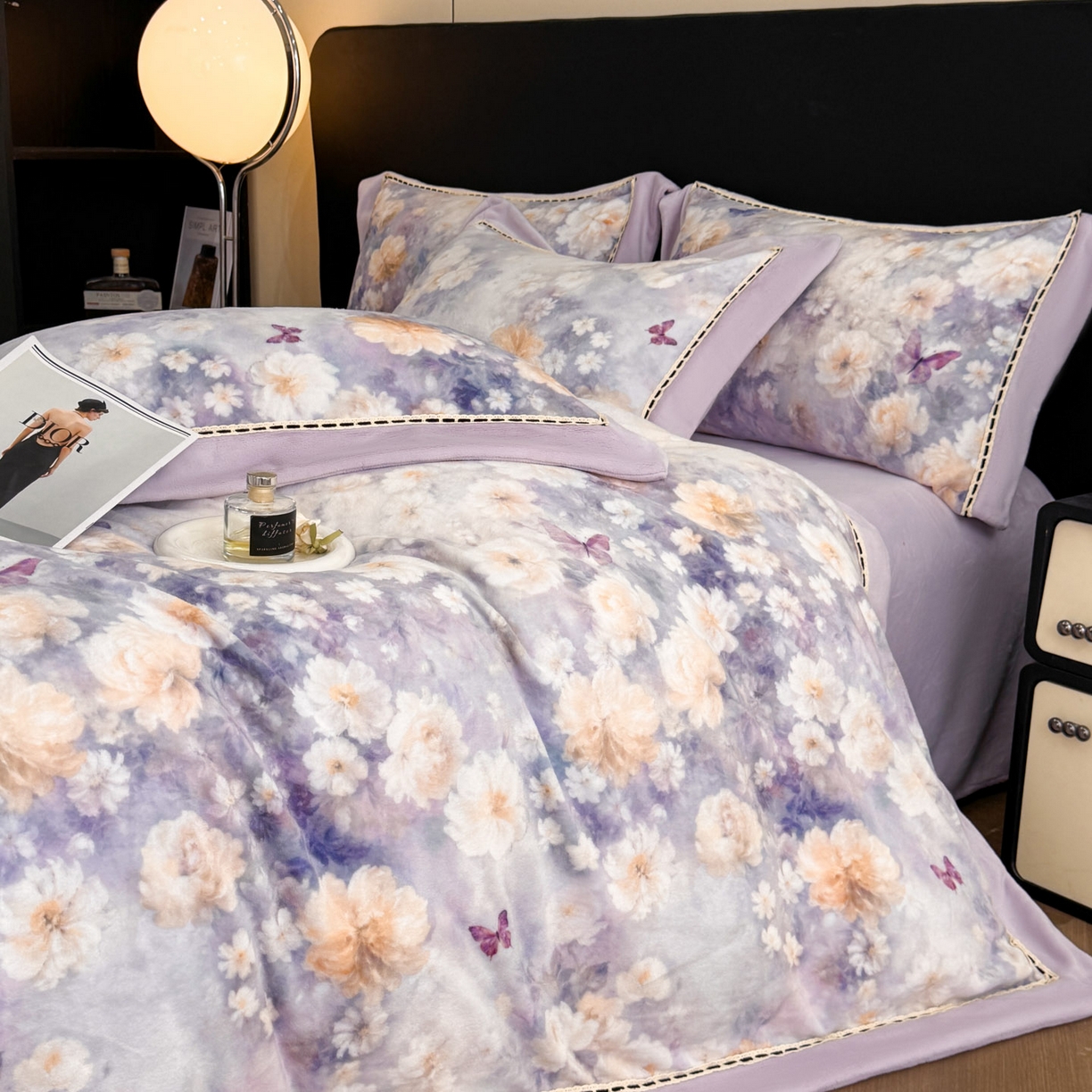 91家纺网 家纺一手货源 找家纺 博纳家纺 2025新款宽边高级简奢全消光牛奶绒数码印花镂空嵌绳四件套-达琳 控价劵后248（严格按控价来） 达琳-浅紫