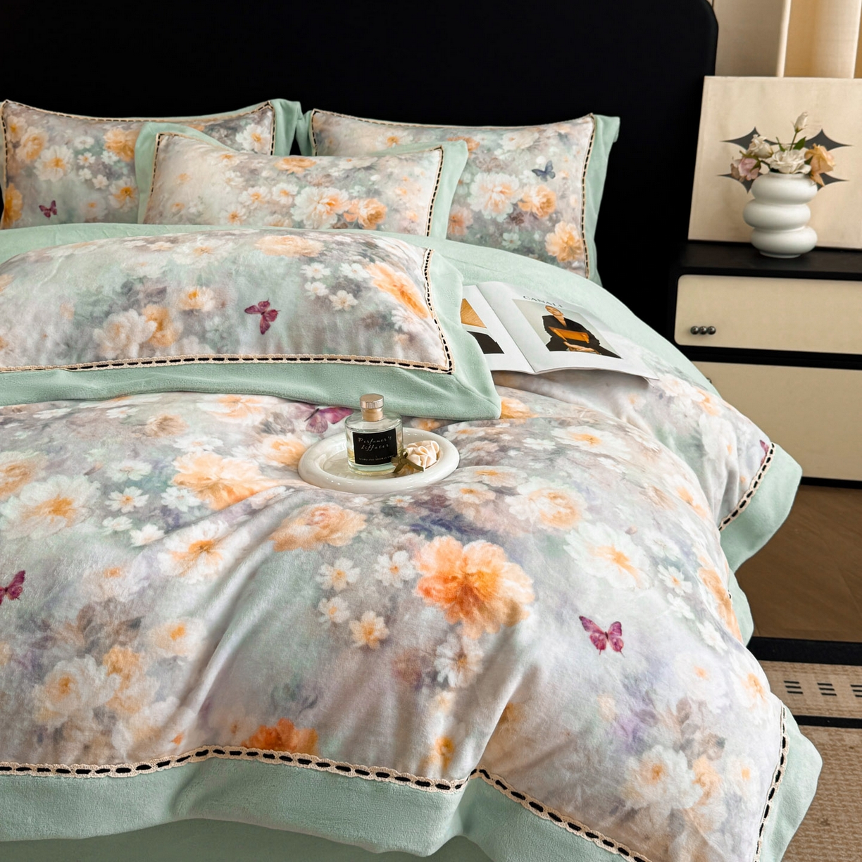 91家纺网 家纺一手货源 找家纺 博纳家纺 2025新款宽边高级简奢全消光牛奶绒数码印花镂空嵌绳四件套-达琳 控价劵后248（严格按控价来） 达琳-繁星蓝