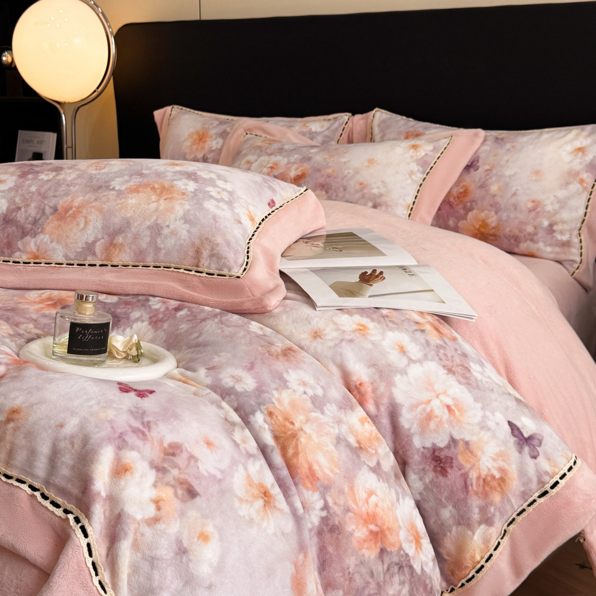 91家纺网 家纺一手货源 找家纺 博纳家纺 2025新款宽边高级简奢全消光牛奶绒数码印花镂空嵌绳四件套-达琳 控价劵后248（严格按控价来） 达琳-粉玉