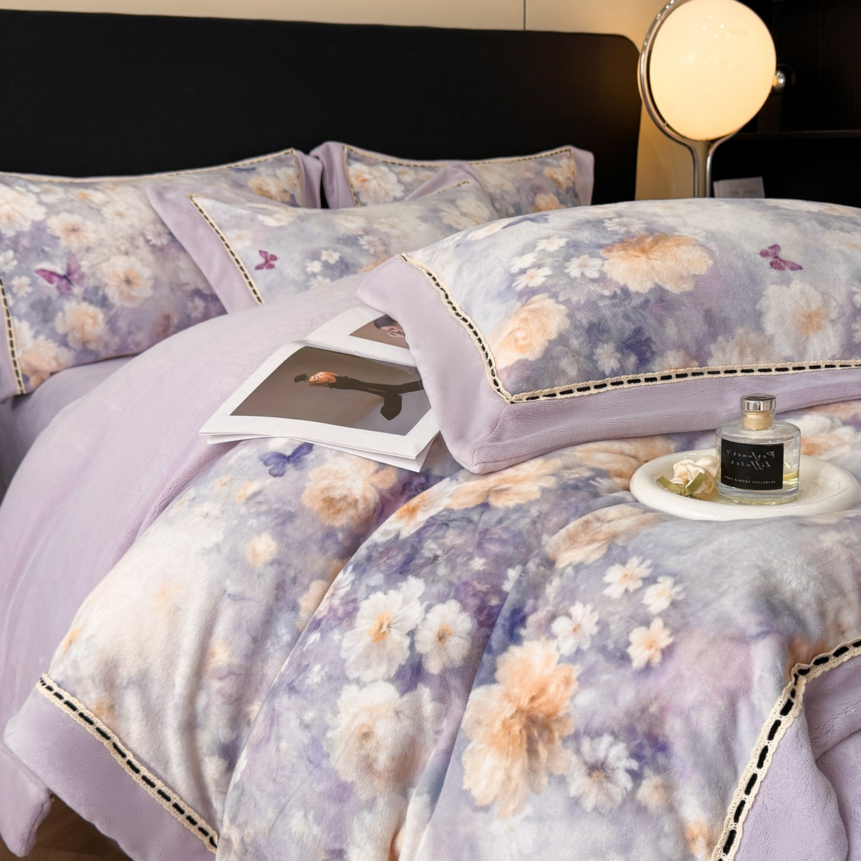 91家纺网 家纺一手货源 找家纺 博纳家纺 2025新款宽边高级简奢全消光牛奶绒数码印花镂空嵌绳四件套-达琳 控价劵后248（严格按控价来） 达琳-浅紫