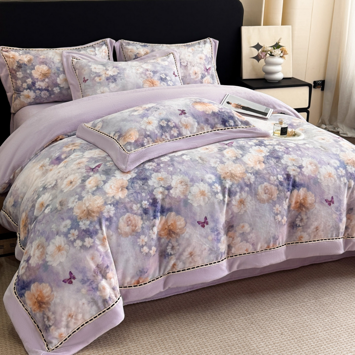 91家纺网 家纺一手货源 找家纺 博纳家纺 2025新款宽边高级简奢全消光牛奶绒数码印花镂空嵌绳四件套-达琳 控价劵后248（严格按控价来） 达琳-浅紫