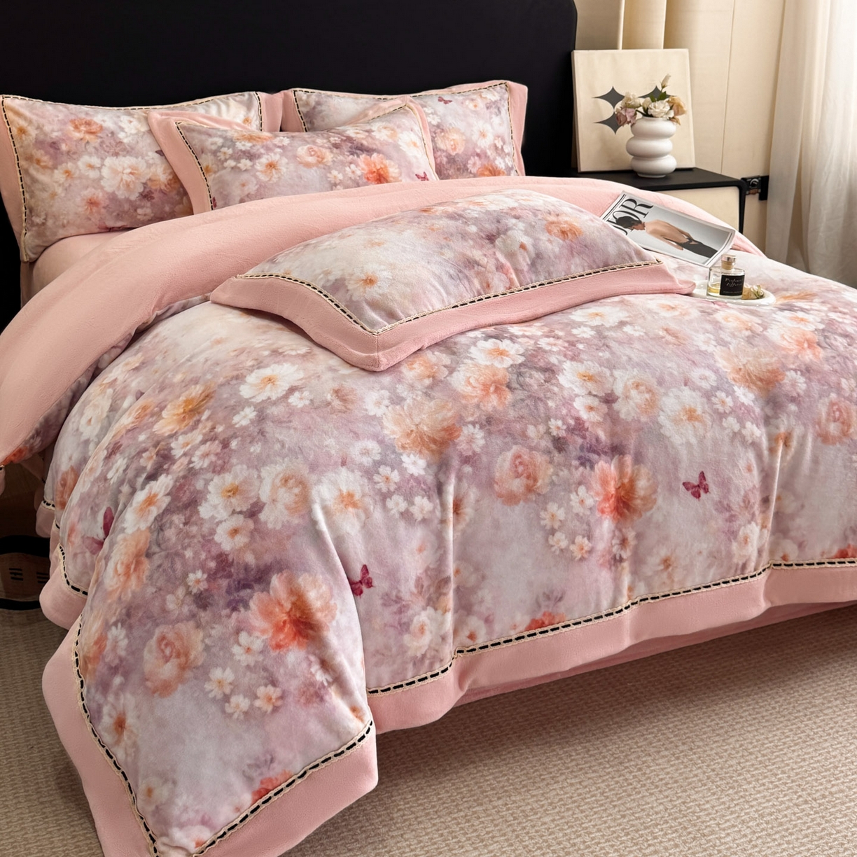 91家纺网 家纺一手货源 找家纺 博纳家纺 2025新款宽边高级简奢全消光牛奶绒数码印花镂空嵌绳四件套-达琳 控价劵后248（严格按控价来） 达琳-粉玉