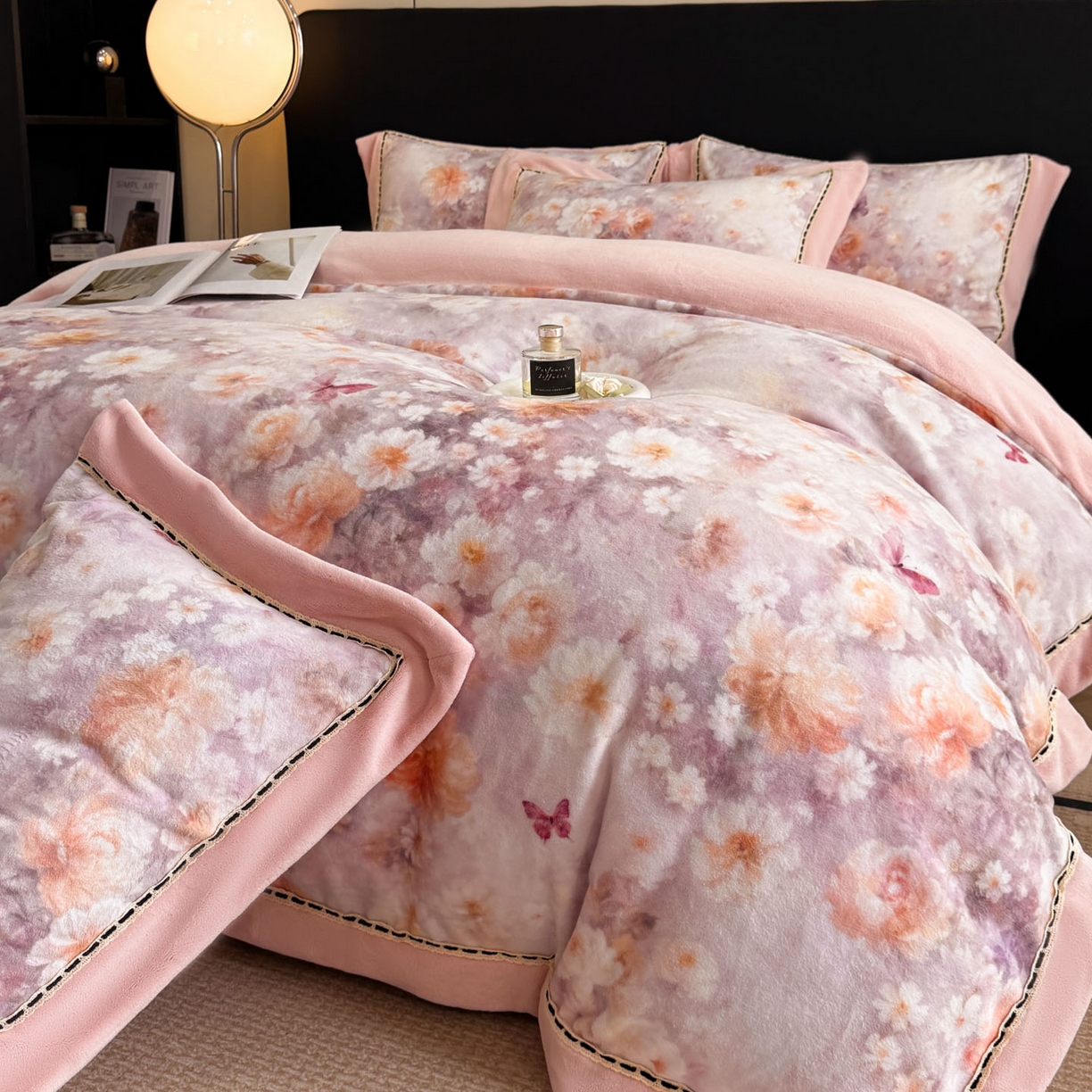 91家纺网 家纺一手货源 找家纺 博纳家纺 2025新款宽边高级简奢全消光牛奶绒数码印花镂空嵌绳四件套-达琳 控价劵后248（严格按控价来） 达琳-粉玉