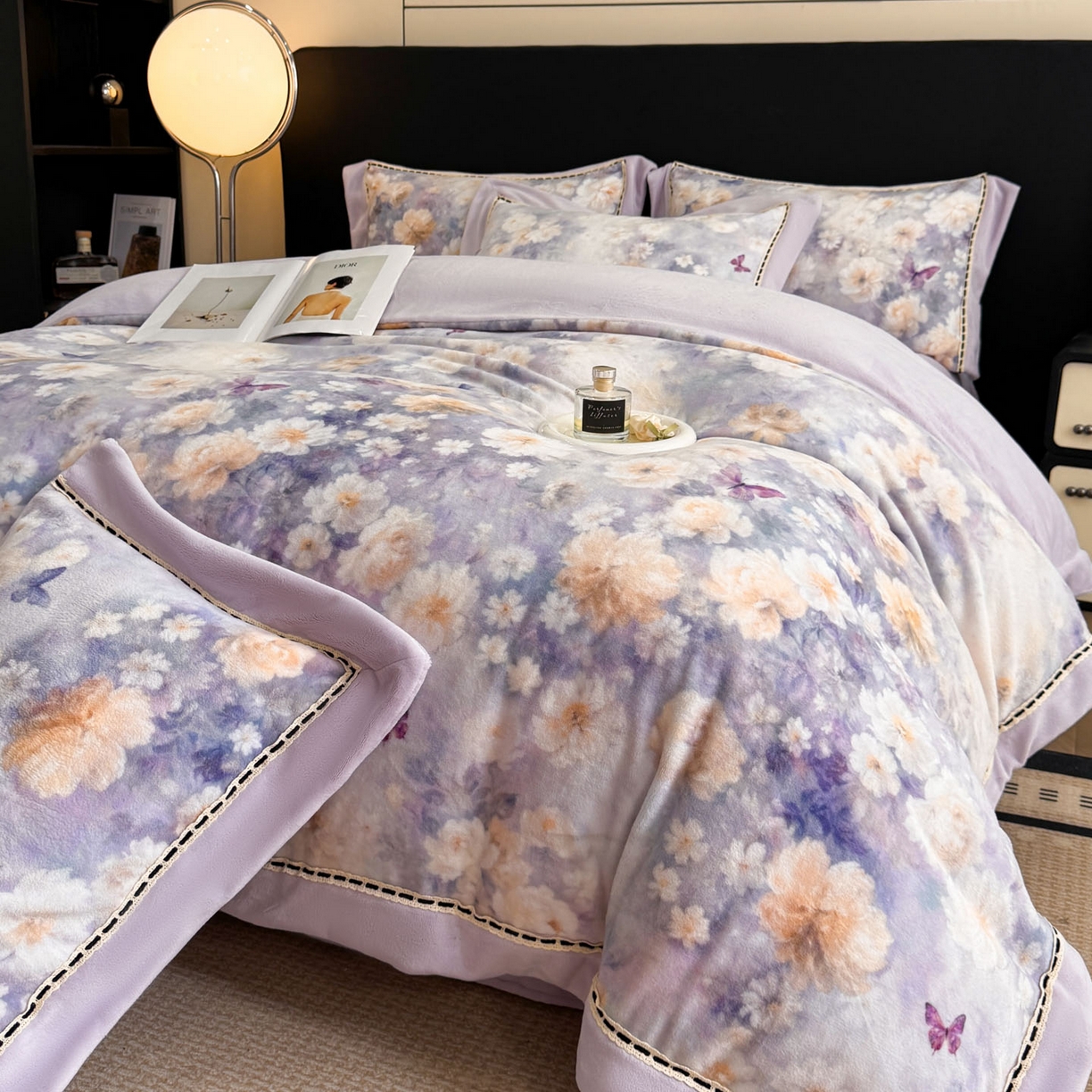 91家纺网 家纺一手货源 找家纺 博纳家纺 2025新款宽边高级简奢全消光牛奶绒数码印花镂空嵌绳四件套-达琳 控价劵后248（严格按控价来） 达琳-浅紫