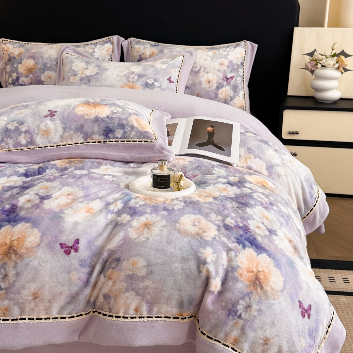 91家纺网 家纺一手货源 找家纺 博纳家纺 2025新款宽边高级简奢全消光牛奶绒数码印花镂空嵌绳四件套-达琳 控价劵后248（严格按控价来） 达琳-浅紫