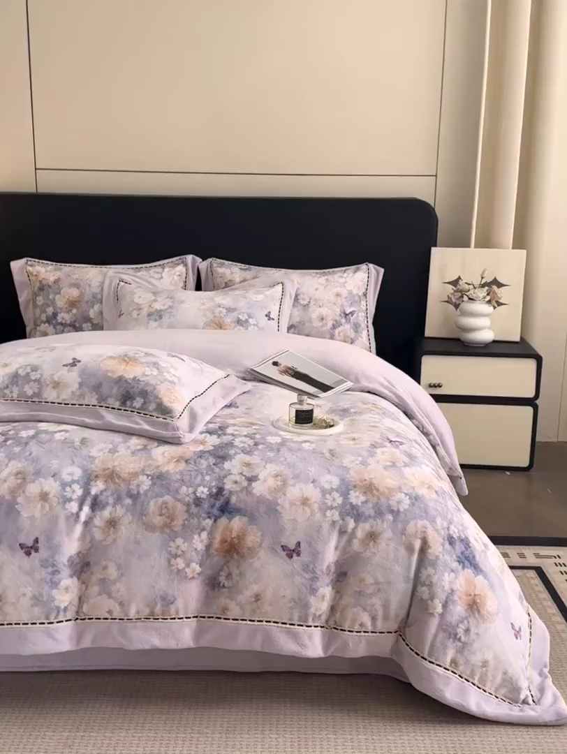 91家纺网 家纺一手货源 找家纺 博纳家纺 2025新款宽边高级简奢全消光牛奶绒数码印花镂空嵌绳四件套-达琳 控价劵后248（严格按控价来） 达琳-浅紫