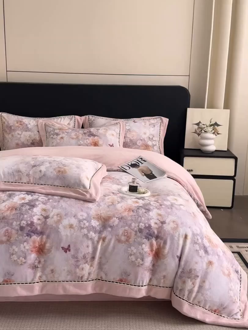 91家纺网 家纺一手货源 找家纺 博纳家纺 2025新款宽边高级简奢全消光牛奶绒数码印花镂空嵌绳四件套-达琳 控价劵后248（严格按控价来） 达琳-粉玉