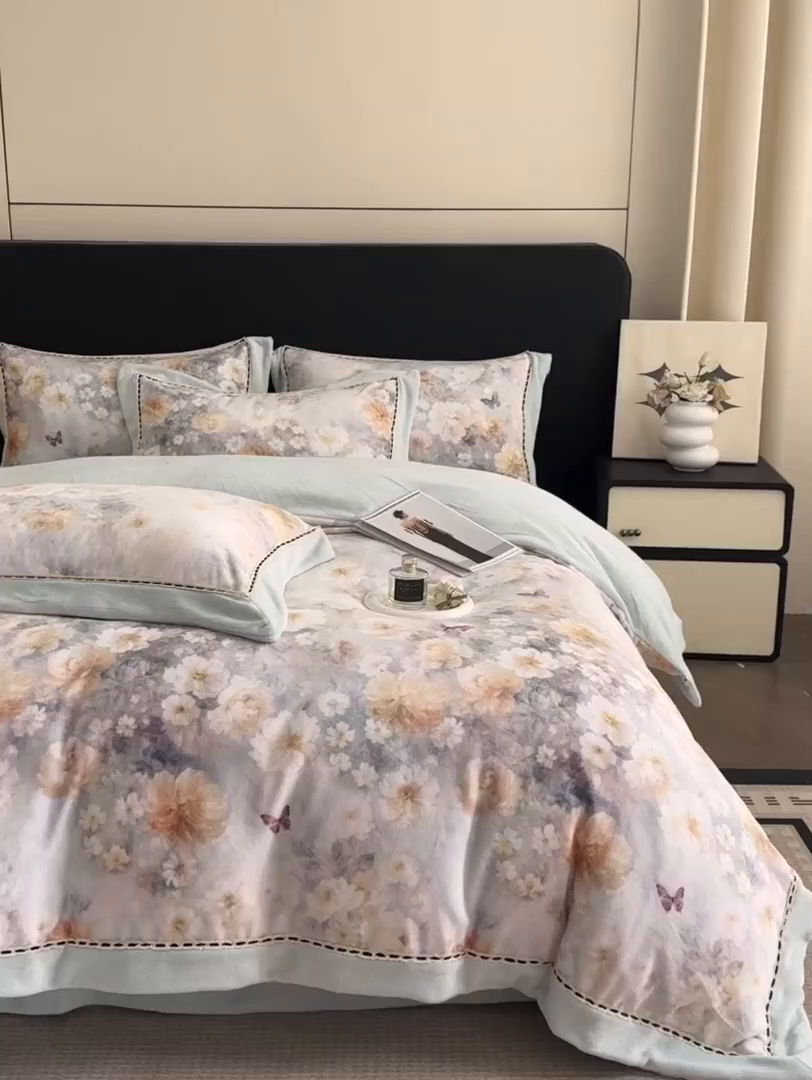 91家纺网 家纺一手货源 找家纺 博纳家纺 2025新款宽边高级简奢全消光牛奶绒数码印花镂空嵌绳四件套-达琳 控价劵后248（严格按控价来） 达琳-繁星蓝