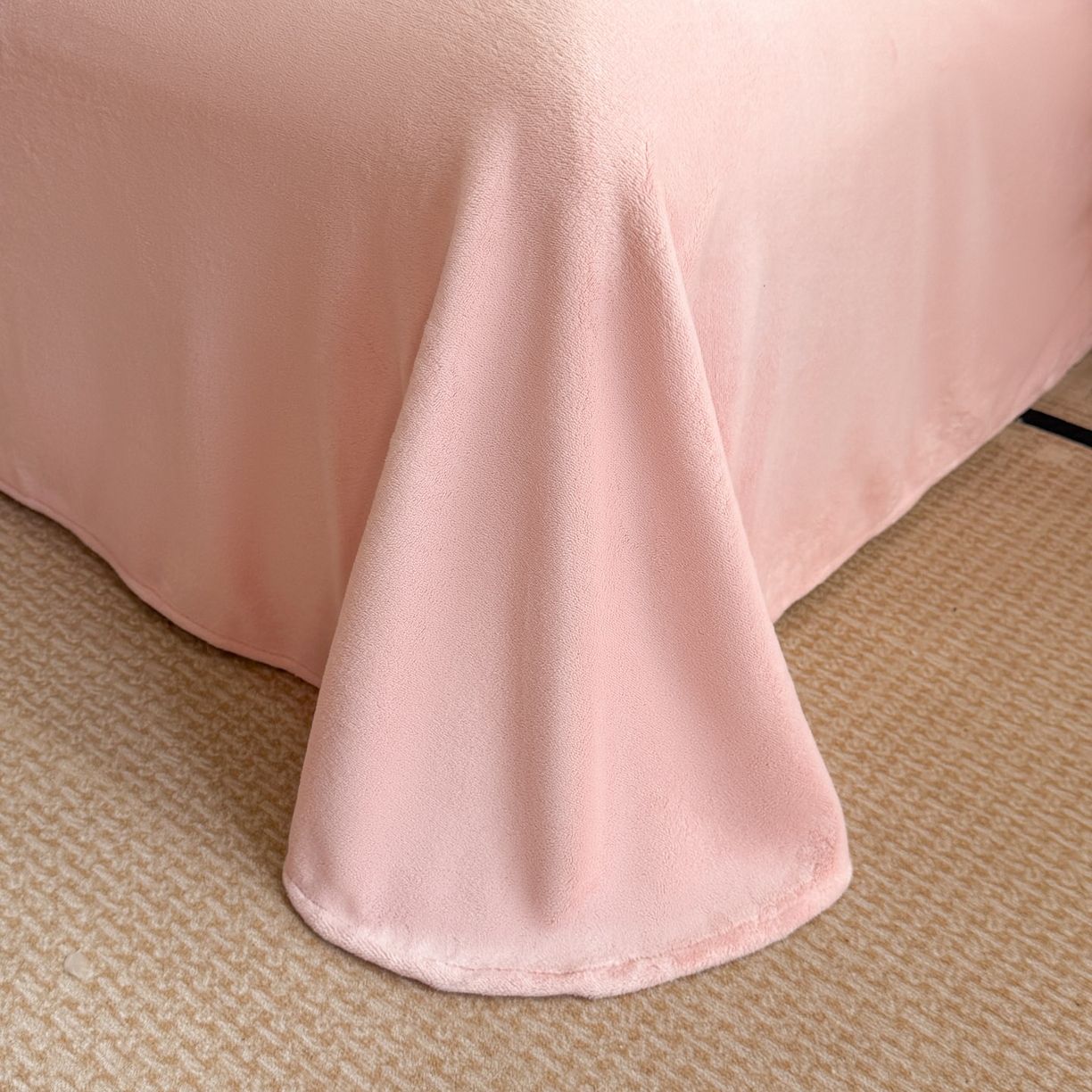 91家纺网 家纺一手货源 找家纺 博纳家纺 2025新款宽边高级简奢全消光牛奶绒数码印花镂空嵌绳四件套-达琳 控价劵后248（严格按控价来） 达琳-粉玉