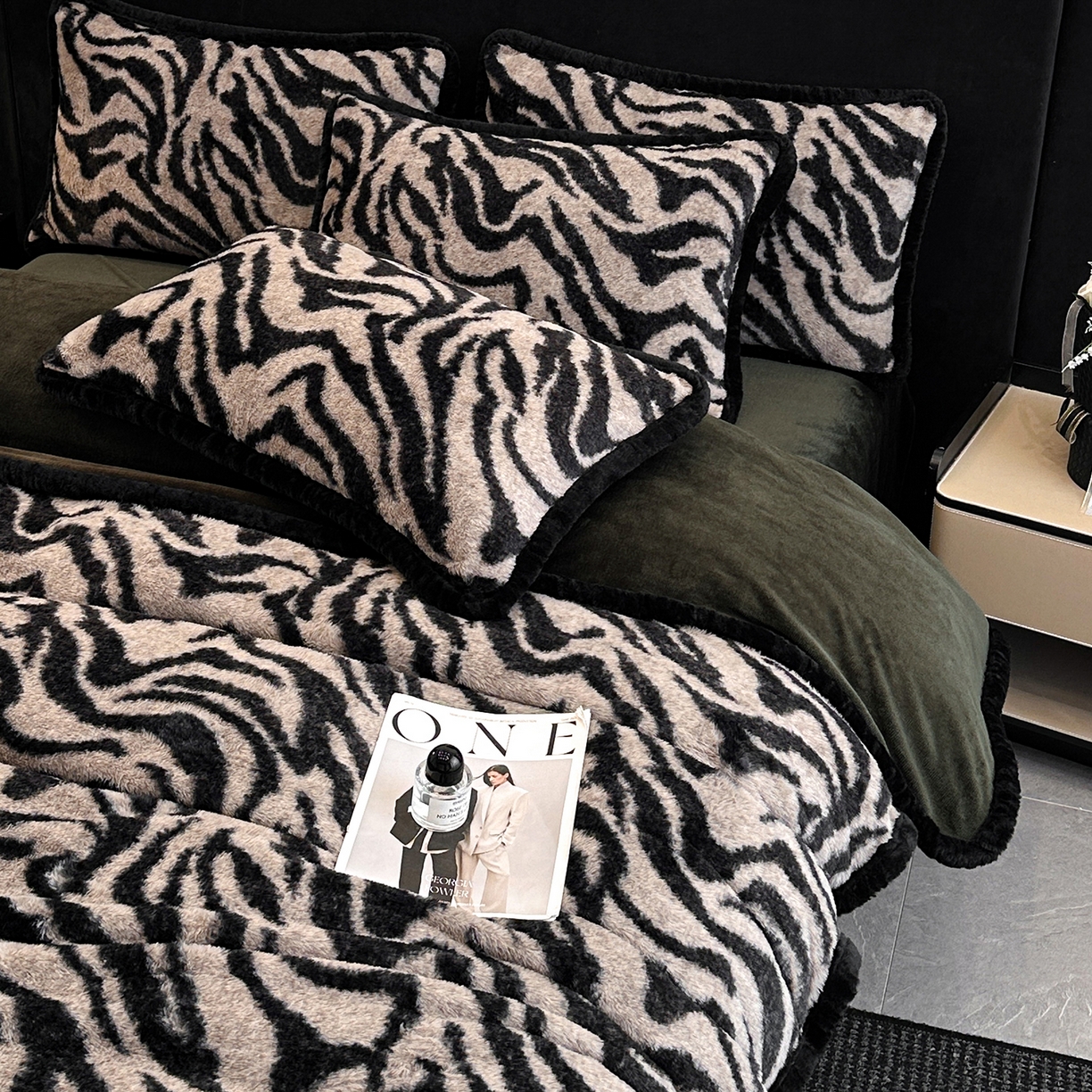 91家纺网 家纺一手货源 找家纺 畅畅家纺 2025新款高克重新款冬季加厚兔毛绒包边款床单床笠四件套 斑马纹