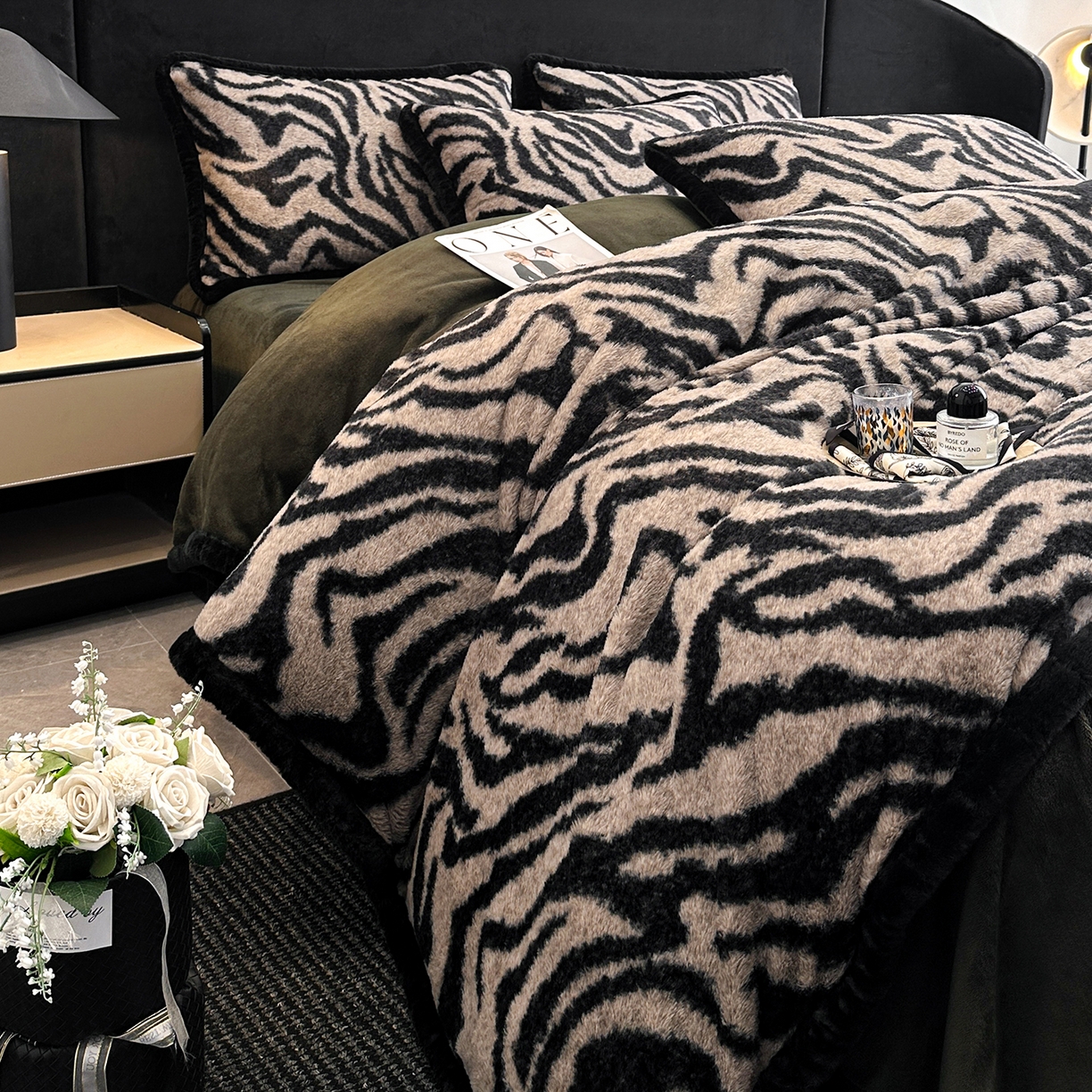 91家纺网 家纺一手货源 找家纺 畅畅家纺 2025新款高克重新款冬季加厚兔毛绒包边款床单床笠四件套 斑马纹