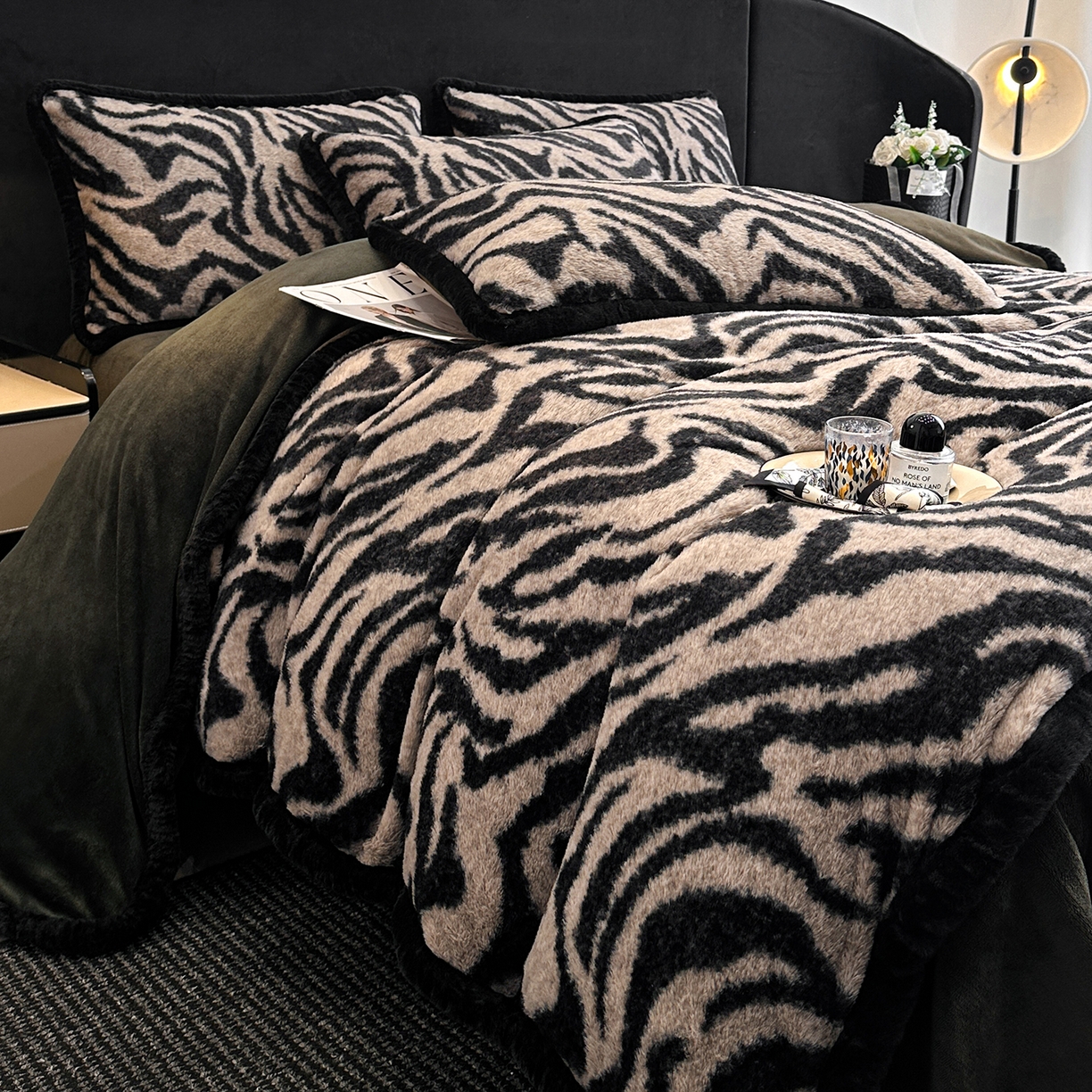91家纺网 家纺一手货源 找家纺 畅畅家纺 2025新款高克重新款冬季加厚兔毛绒包边款床单床笠四件套 斑马纹