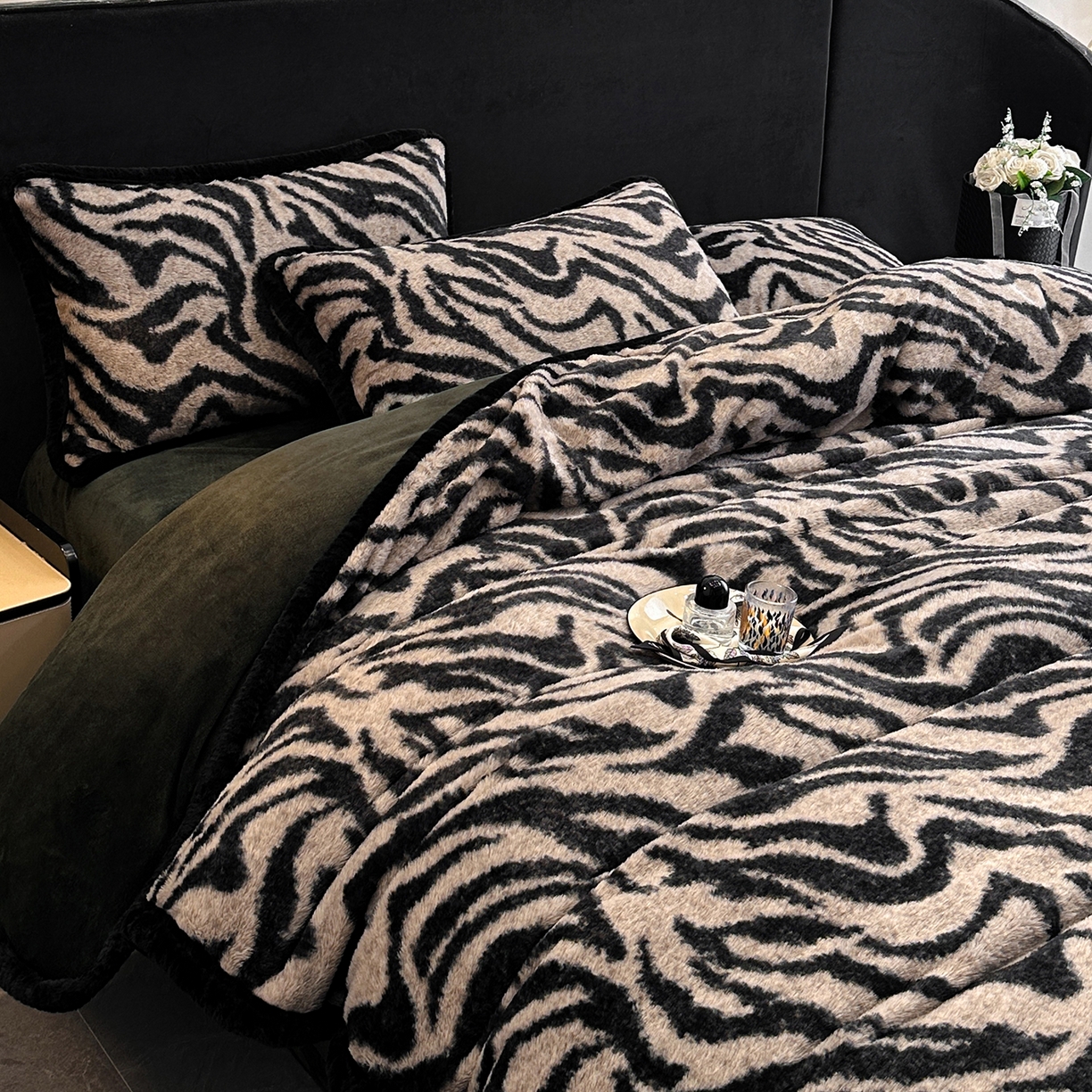 91家纺网 家纺一手货源 找家纺 畅畅家纺 2025新款高克重新款冬季加厚兔毛绒包边款床单床笠四件套 斑马纹