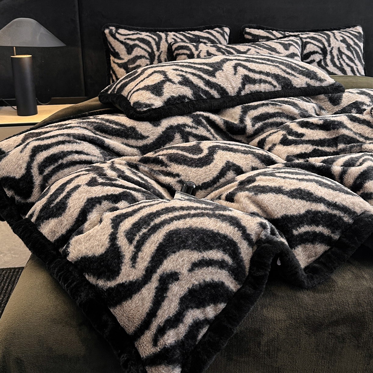 91家纺网 家纺一手货源 找家纺 畅畅家纺 2025新款高克重新款冬季加厚兔毛绒包边款床单床笠四件套 斑马纹