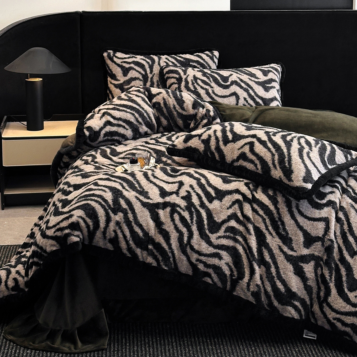91家纺网 家纺一手货源 找家纺 畅畅家纺 2025新款高克重新款冬季加厚兔毛绒包边款床单床笠四件套 斑马纹