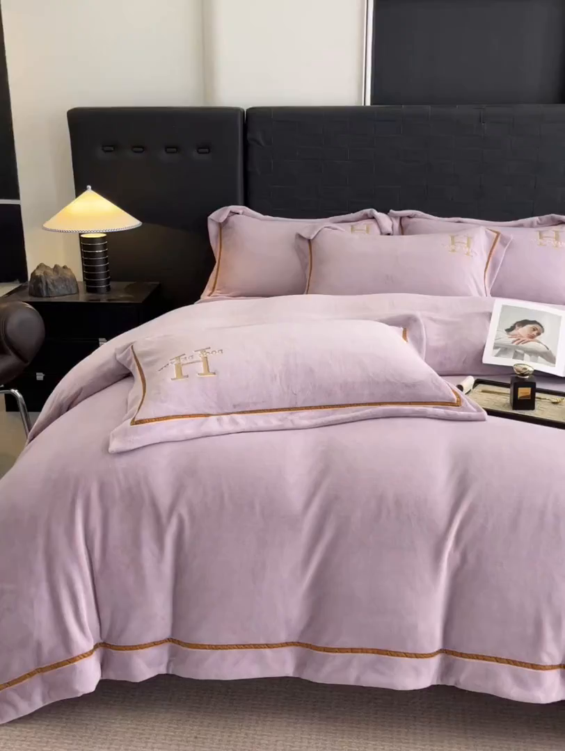 91家纺网 家纺一手货源 找家纺 露梦家纺 2025新款A类牛奶绒工艺款刺绣四件套-艾伦系列（提供买家秀） 艾伦-木槿紫