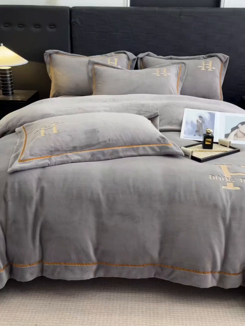 91家纺网 家纺一手货源 找家纺 （总）露梦家纺 2025新款A类牛奶绒工艺款刺绣四件套-艾伦系列（提供买家秀）