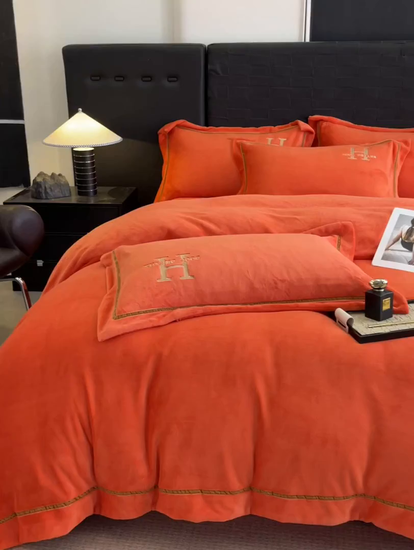 91家纺网 家纺一手货源 找家纺 露梦家纺 2025新款A类牛奶绒工艺款刺绣四件套-艾伦系列（提供买家秀） 艾伦-玛仕橙