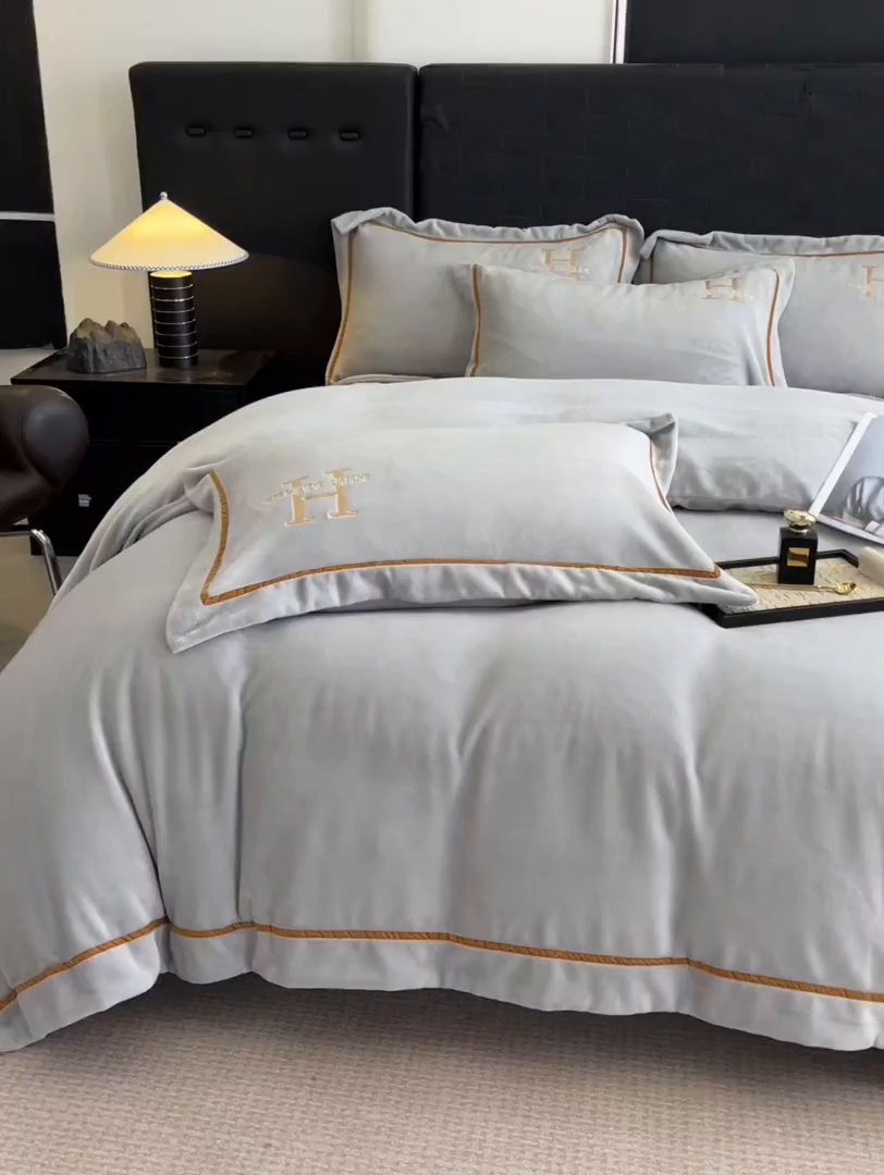 91家纺网 家纺一手货源 找家纺 露梦家纺 2025新款A类牛奶绒工艺款刺绣四件套-艾伦系列（提供买家秀） 艾伦-杏子灰