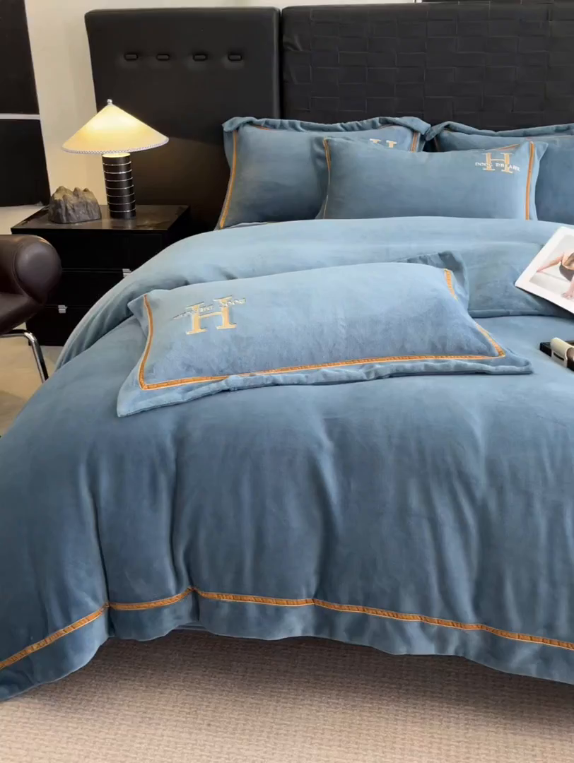 91家纺网 家纺一手货源 找家纺 露梦家纺 2025新款A类牛奶绒工艺款刺绣四件套-艾伦系列（提供买家秀） 艾伦-月光蓝