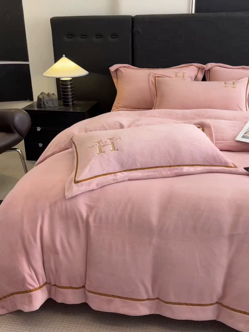 91家纺网 家纺一手货源 找家纺 露梦家纺 2025新款A类牛奶绒工艺款刺绣四件套-艾伦系列（提供买家秀） 艾伦-海棠粉