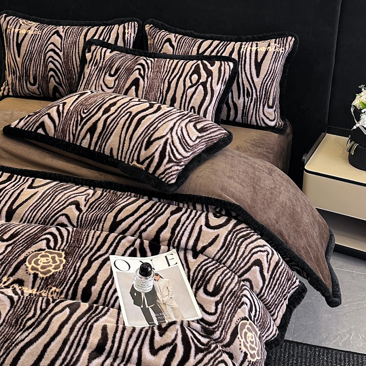 91家纺网 家纺一手货源 找家纺 畅畅家纺 2025新款高克重新款冬季加厚兔毛绒包边款床单床笠四件套 斑马纹-咖