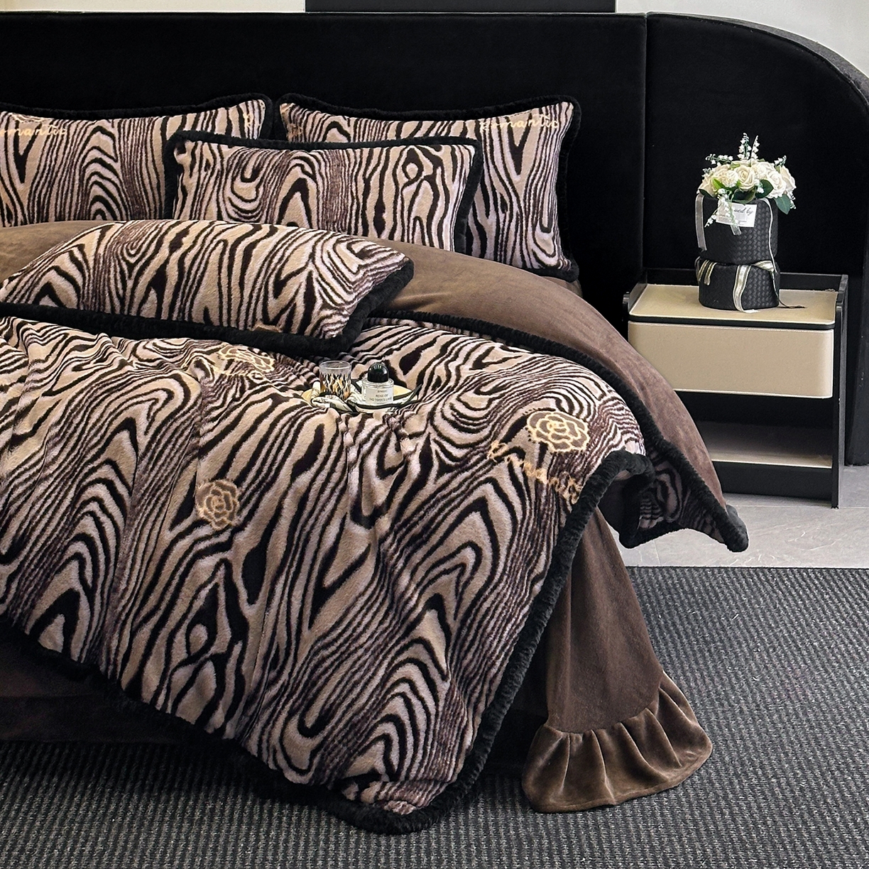 91家纺网 家纺一手货源 找家纺 畅畅家纺 2025新款高克重新款冬季加厚兔毛绒包边款床单床笠四件套 斑马纹-咖