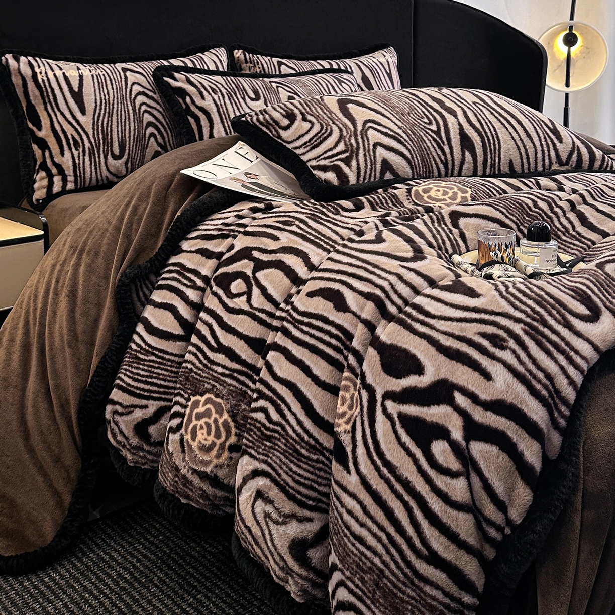 91家纺网 家纺一手货源 找家纺 畅畅家纺 2025新款高克重新款冬季加厚兔毛绒包边款床单床笠四件套 斑马纹-咖