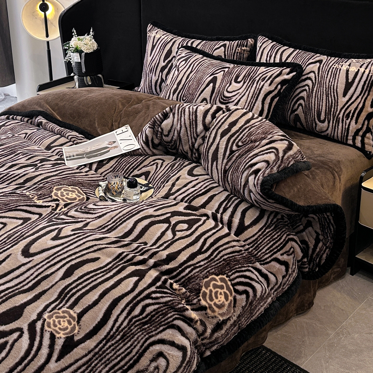 91家纺网 家纺一手货源 找家纺 畅畅家纺 2025新款高克重新款冬季加厚兔毛绒包边款床单床笠四件套 斑马纹-咖